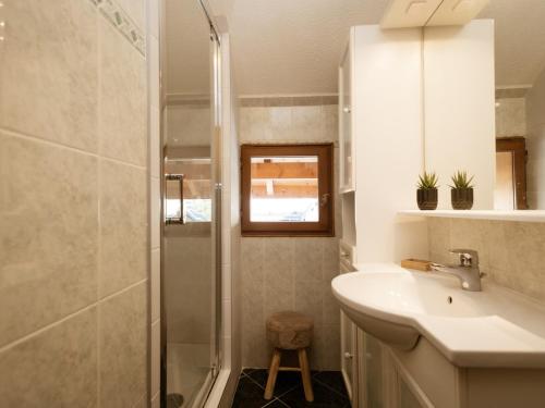 a bathroom with a sink and a shower at Appartement 2 pièces cabine pour 6 pers, exposé Sud, à Valloire, animaux admis - FR-1-263-108 in Valloire