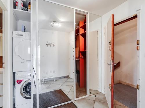 a bathroom with a mirror and a washing machine at Tignes - Appartement chaleureux 3 pièces, 8 pers., pied des pistes, proche commerces, WiFi - FR-1-411-48 in Tignes
