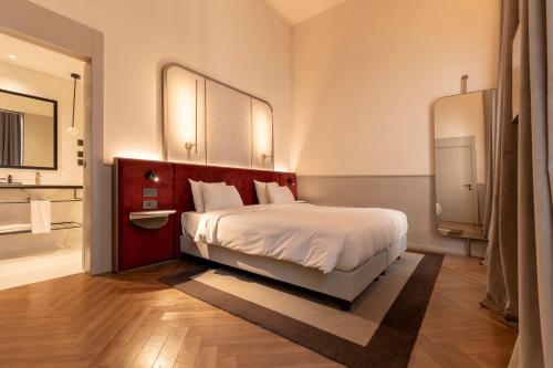 ヴェネツィアにあるLuxury Apartments Palazzo Naniの大きな白いベッドと鏡のある寝室