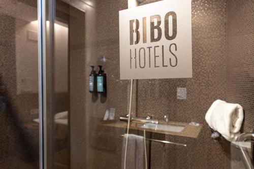 um banheiro com uma placa que diz bbo hotels em BIBO Hotel Recogidas em Granada