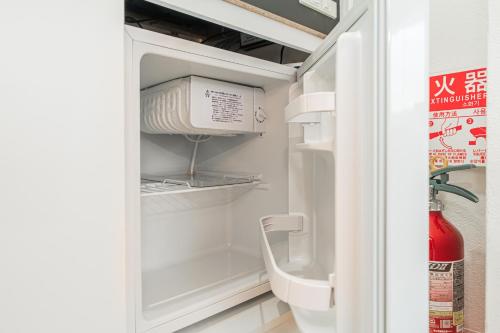 東京にあるTokyo Ueno Mia Hotelのドアが開いたままの冷蔵庫とソースの瓶