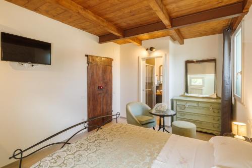 a bedroom with a bed and a dresser and a mirror at Le Camere di Stefano - Spoleto in Spoleto