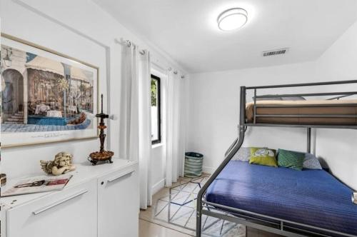 Ένα ή περισσότερα κρεβάτια σε δωμάτιο στο Vibrant Miami Living- Buena Vista Vacation Home close to beaches, Wynwood more