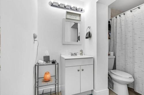 Ένα μπάνιο στο Vibrant Miami Living- Buena Vista Vacation Home close to beaches, Wynwood more