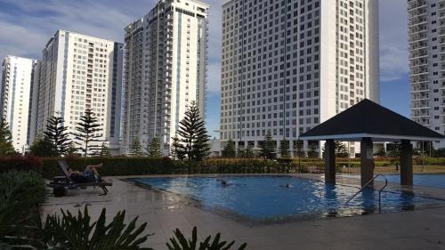Kolam renang di atau dekat dengan L&J Cozy Little Nest at SMDC Wind Residences Tower5