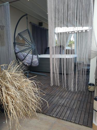 Katil atau katil-katil dalam bilik di Nefeli Family House1' Modern Villa with Swimming Pool & Jacuzzi