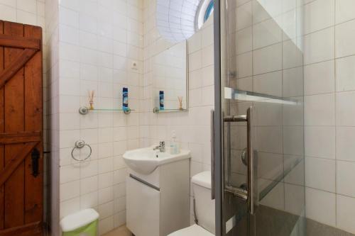 a bathroom with a toilet and a sink and a shower at Quinta Correio Mor 
