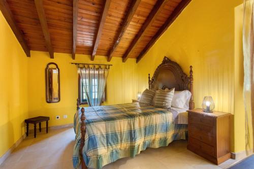 a bedroom with a bed and a wooden ceiling at Quinta Correio Mor 