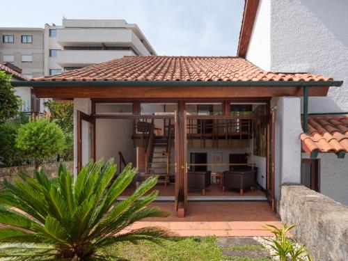 a house with an open patio with a roof at Casa d'Abreu Neto - Siza's First Work in Matosinhos