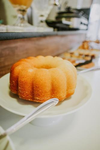 a bundt cake on a plate on a table at Pousada Aconchego Noronha in Fernando de Noronha