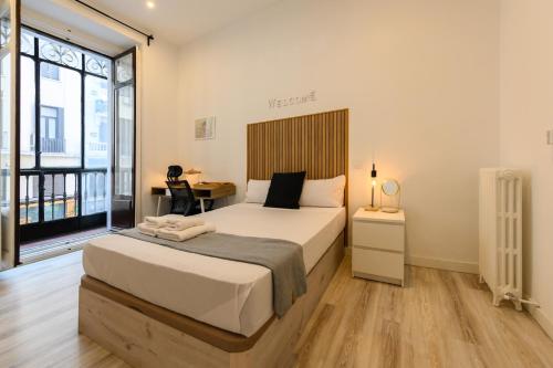 a bedroom with a bed and a desk and a window at Washington habitación con comodidad y zonas compartidas Gran Vía-Madrid Temporal SBE104 in Madrid