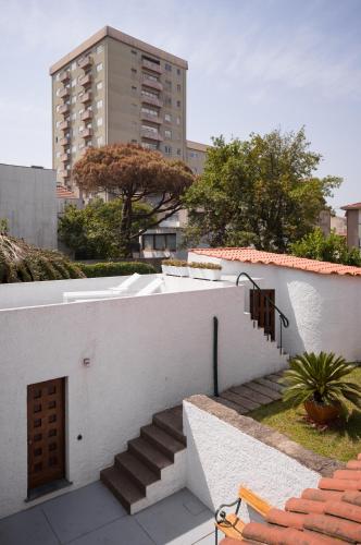a stairway leading up to a white building with a building at Casa d'Abreu Neto - Siza's First Work in Matosinhos