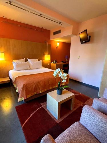 Ένα ή περισσότερα κρεβάτια σε δωμάτιο στο Hôtel La Riviera Victoria