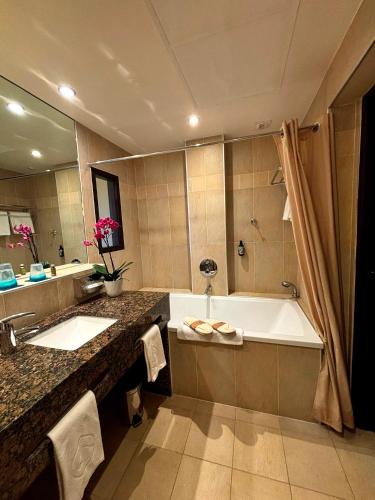 Ένα μπάνιο στο Hôtel La Riviera Victoria