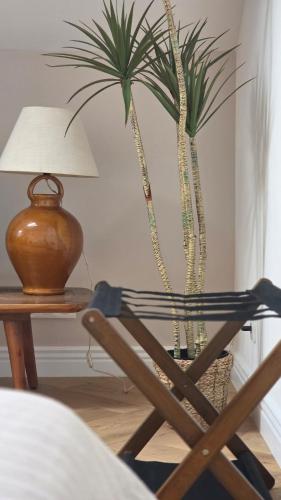 una silla al lado de una mesa con una palmera en FoxRoom by #Fox - Studio facing Metz train station, en Metz