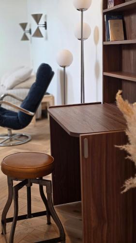 Un escritorio con un taburete y una silla en una habitación. en FoxRoom by #Fox - Studio facing Metz train station, en Metz