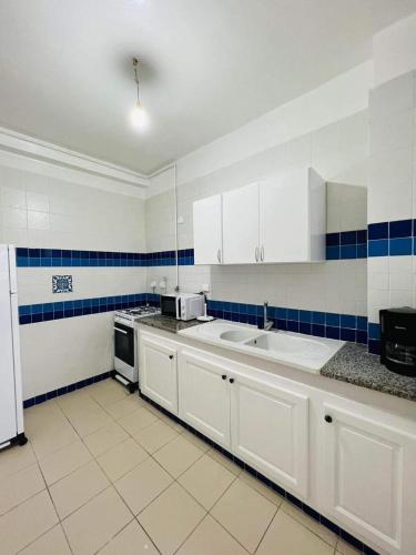 Kuchyň nebo kuchyňský kout v ubytování Appartement Younes Yasmine Hammamet
