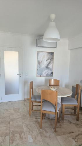 a dining room with a table and chairs at The Market Square House in Faro