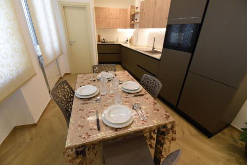 a table in a small kitchen with a table and chairs at La casa di Nonna Afra in Agerola