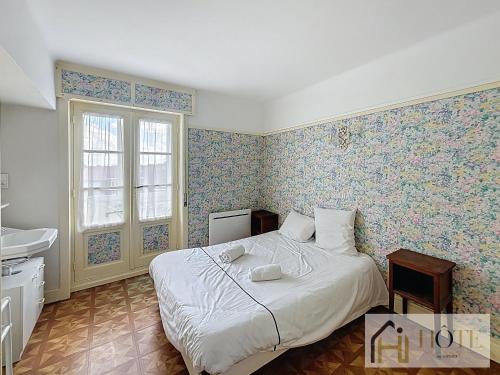 a bedroom with a large bed and a bathroom at Digue de Mer - Appt Vue Mer, 2 Chambres in Bray-Dunes