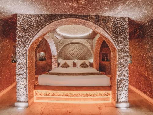 1 dormitorio con 1 cama en una habitación abovedada en Erenbey Cave Hotel Adults Only Plus 12, en Göreme