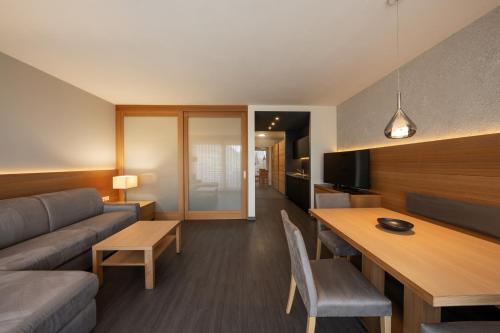 a living room with a couch and a table at Alagundis Apartment Residence in Lagundo