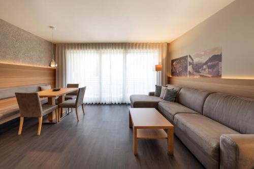 a living room with a couch and a table at Alagundis Apartment Residence in Lagundo