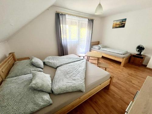 a bedroom with two beds and a window at Balatonfölvári nyaraló in Balatonföldvár