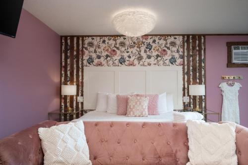 a bedroom with a pink bed and a pink couch at The Cove Guest House in Prescott