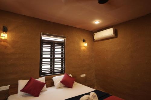 Una cama o camas en una habitación de Papilio Mudhouse Stay