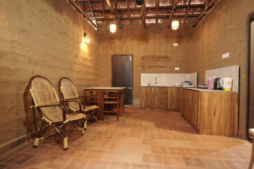 Una cocina o cocineta en Papilio Mudhouse Stay