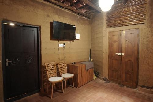 Una televisión o centro de entretenimiento en Papilio Mudhouse Stay