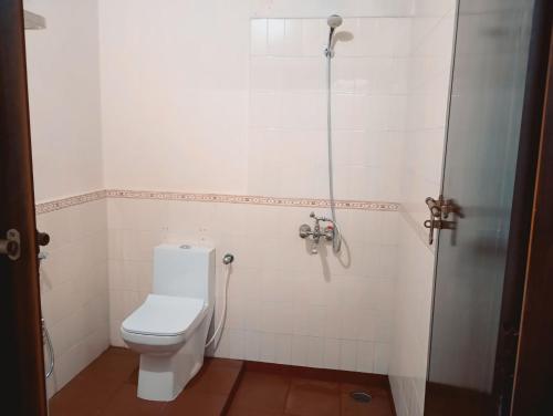 阿勒皮Anna's Heritage bungalow的带马桶和淋浴的浴室