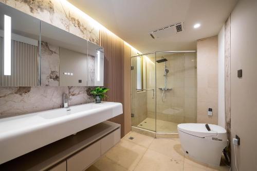 Koupelna v ubytování 500-square-meter river view luxury home with elevator access near Yu Garden