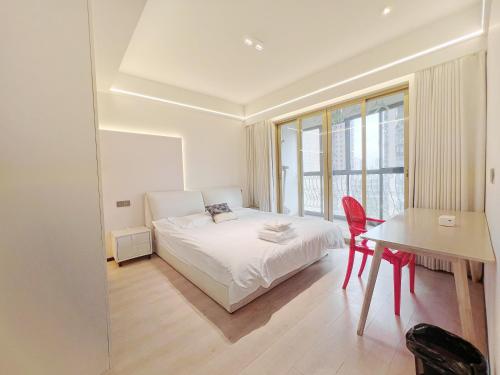 Postel nebo postele na pokoji v ubytování 500-square-meter river view luxury home with elevator access near Yu Garden