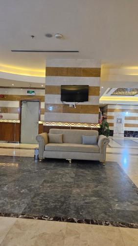 a living room with a couch in a lobby at فندق شركة وردة الوادي توصيل من والي الحرم 24 مجاني in An Naqāʼ