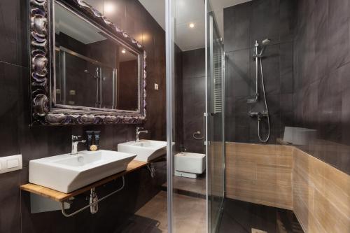 Ένα μπάνιο στο Enjoybcn Tapies Apartment
