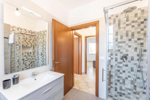 a bathroom with a sink and a shower at Villa Dolcevivere in Specchiolla 