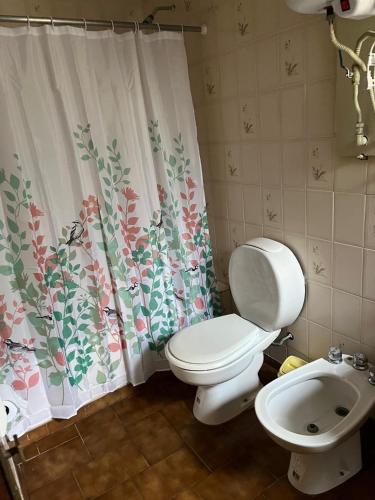 a bathroom with a toilet and a shower curtain at Apartamento Calamar II in Valeria del Mar