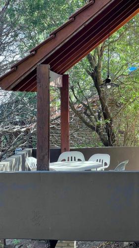 a group of white chairs sitting on a table at Tata Inti Complejo Serrano in Merlo
