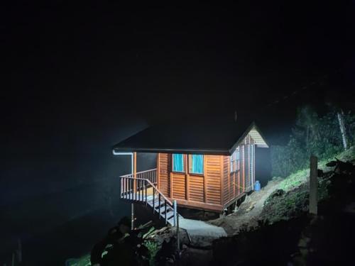 a small cabin with a black roof at night at Cabaña la Perezosa in Vara de Roble