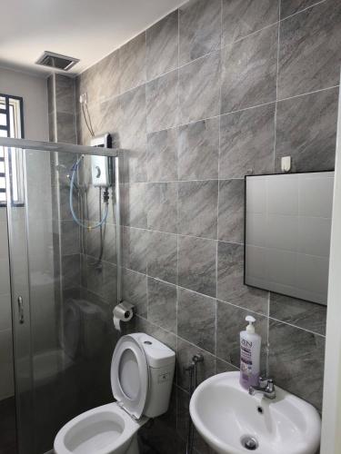 a bathroom with a toilet and a sink and a shower at De' Jamboree Homestay in Batu Gajah