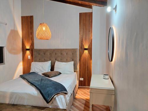una camera da letto con un letto, un tavolo e una lampada di Ambiente natural y amplio, con vista panorámica de Medellín 501 a Medellín