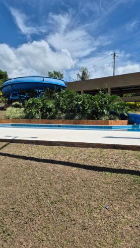 a swimming pool in front of a building at Apartamento Vacacional a 5min del Aeropuerto - Con 3 Piscinas - 2 Jacuzzi - Sauna - 20 min Parque del Café - By Molca Travel in La Tebaida