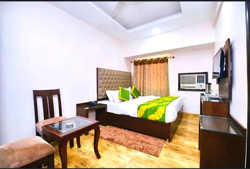 a hotel room with a bed and a tv at Hotel Star Pink' Couple friendly'Near rk ashram metro in New Delhi