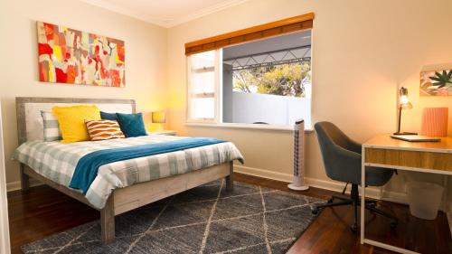 ein Schlafzimmer mit Bett, Schreibtisch und Fenster in der Unterkunft Cozy home near Swan River-10 mins to Perth City in Perth