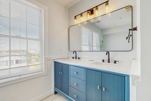 Ένα μπάνιο στο Edgewater Acres --- 39157 Garfield Ave