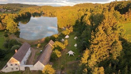 einem Luftblick auf ein Haus und einen See in der Unterkunft Glamping Hive by Stream 