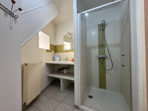 ein Badezimmer mit Dusche mit Glastür in der Unterkunft Maison Hythou de ville 6 personnes in Thouars