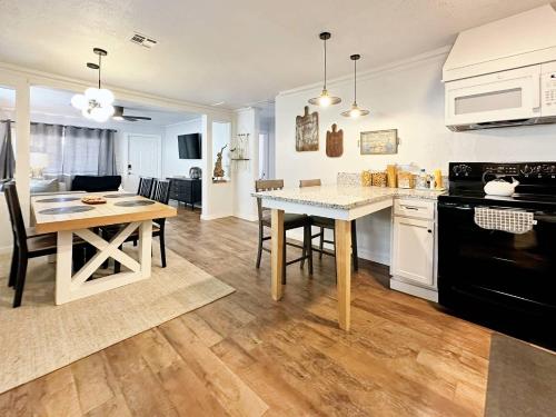 a kitchen with a table and a dining room at 2BR Apt 4 mins to OCU Monthly 15 Off #19A in Oklahoma City